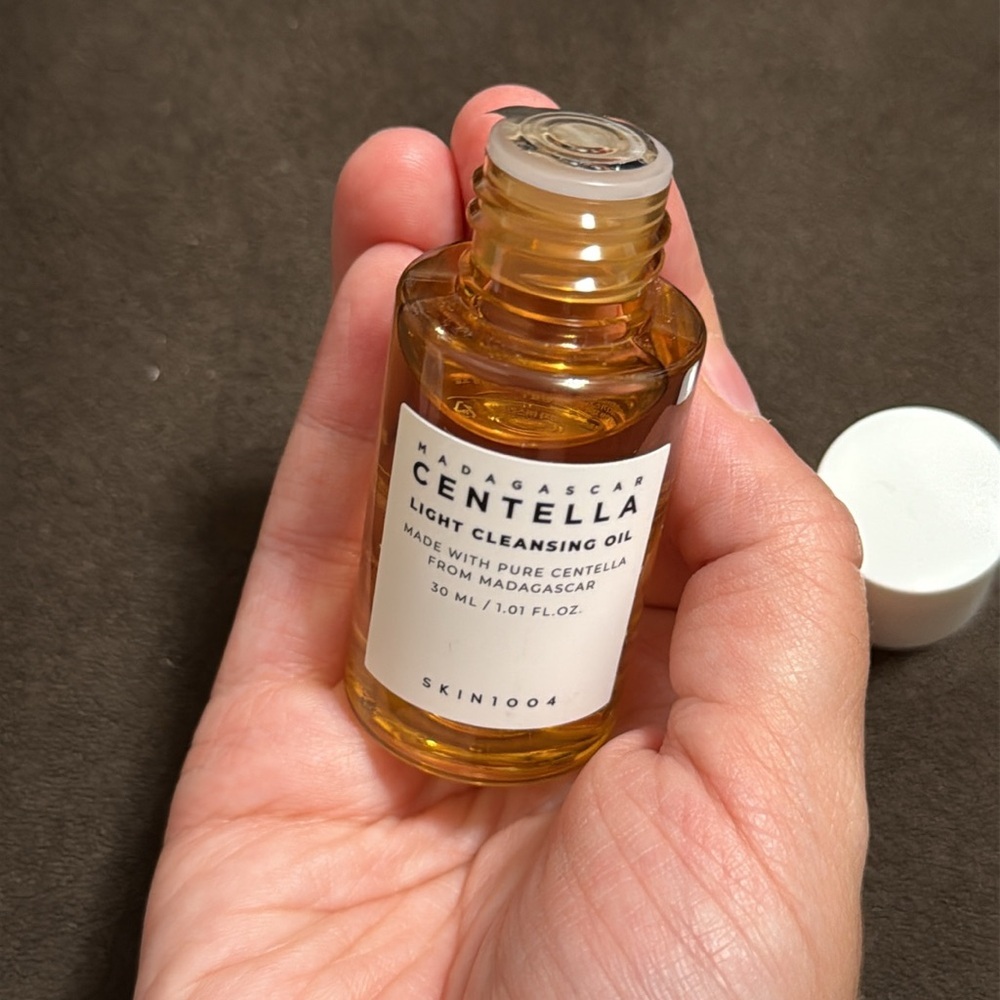 3/$18 Madagascar Centella Light Cleansing Oil travel size - Picture 4 of 5